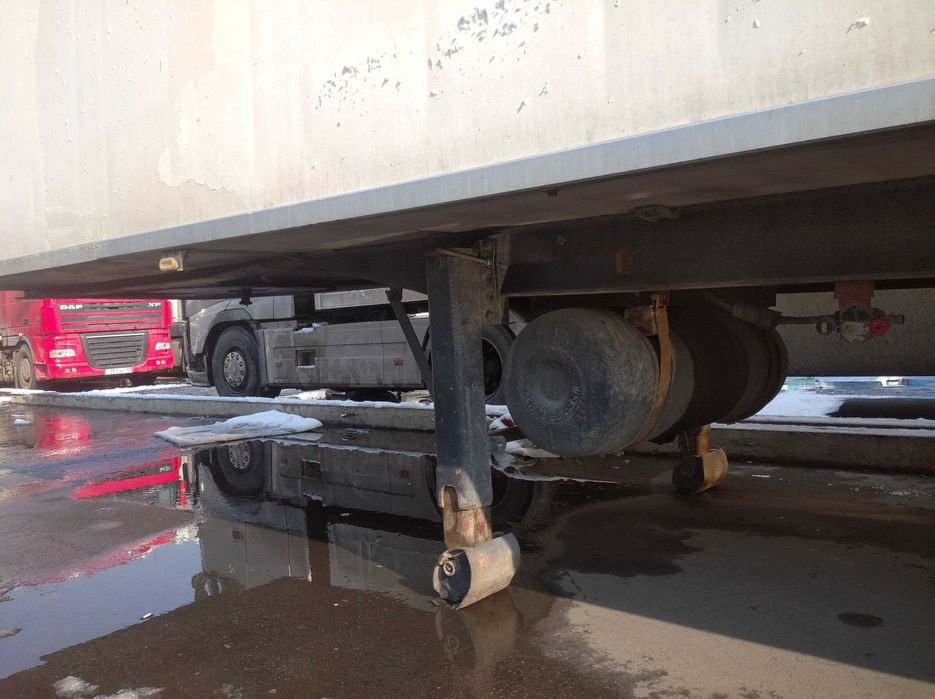 Рефрежератор прицеп .Фура учун. SCHWARZ MULLER. 2003 й  . 8 тонна