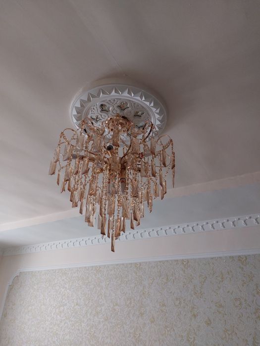 Продается люстра золотистого цвета