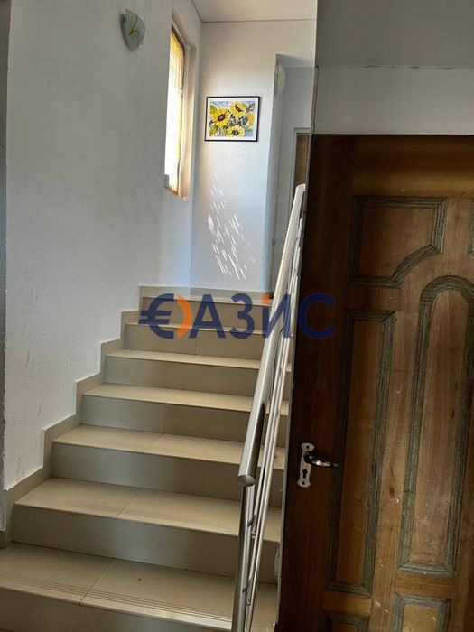 3-етажна къща в Свети Влас Инцараки с изглед към морето. Общ. къщи: