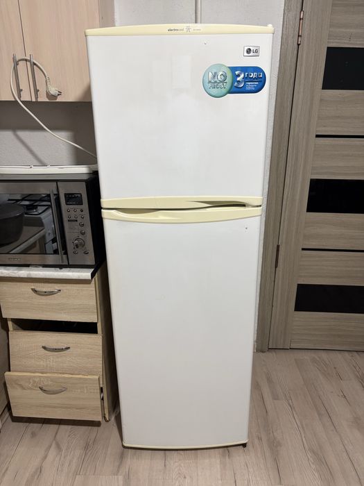 Продам двухкамерный холодилтник LG