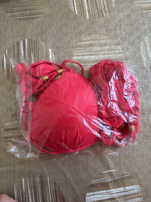 Бански костюми, чисто нови