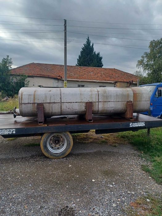 Продавам платформа