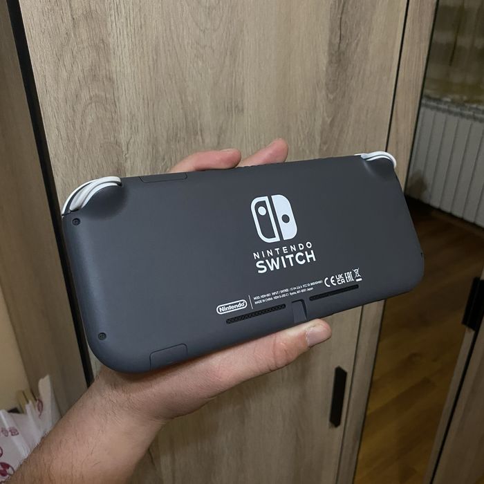 Nintendo Switch Lite Grey – отлично състояние + много аксесоари Orzly + Micro SD 64GB (A2/ u10)