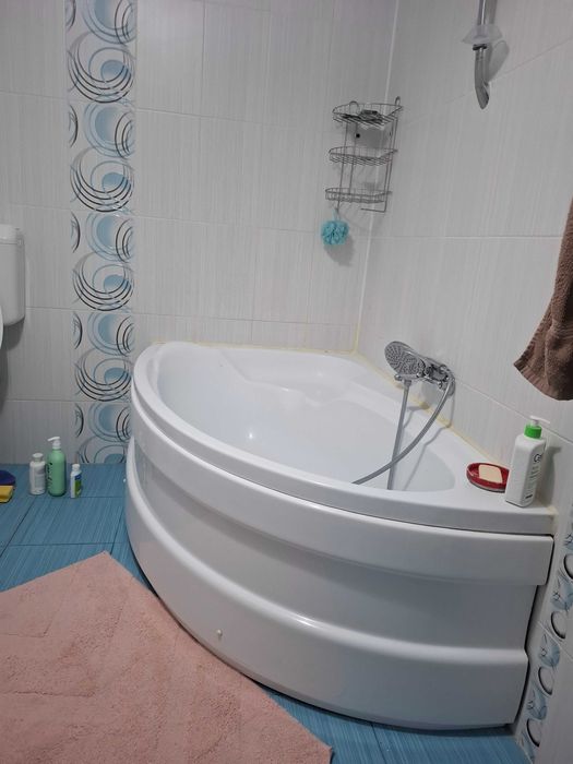 Cada pe colt, 150x100, cu baterie de dus si suport