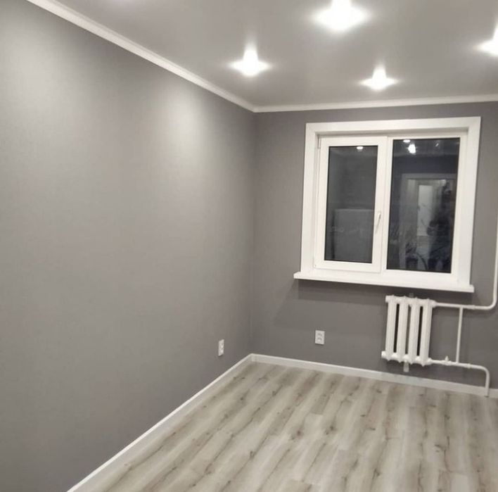 Поклейка обоев и галтелей