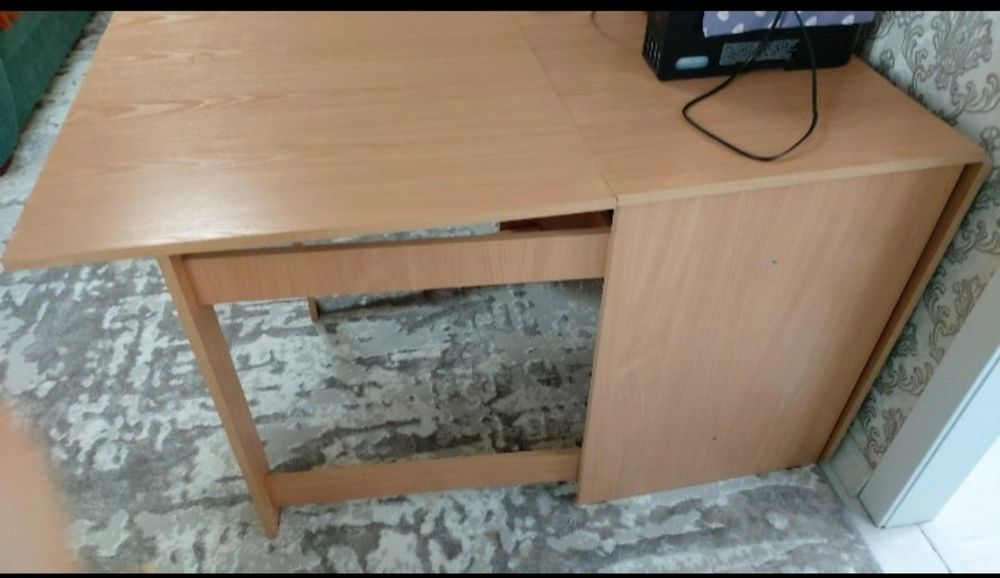 Продам стол книжный