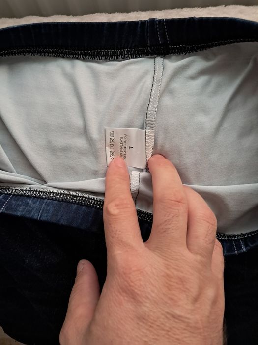 Se vând pantaloni de blugi