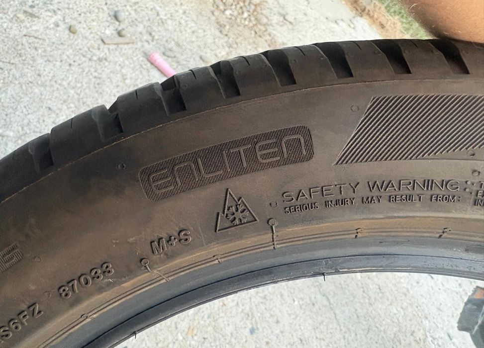 Vand 2 anvelope de iarna 225 50 R18 Bridgestone