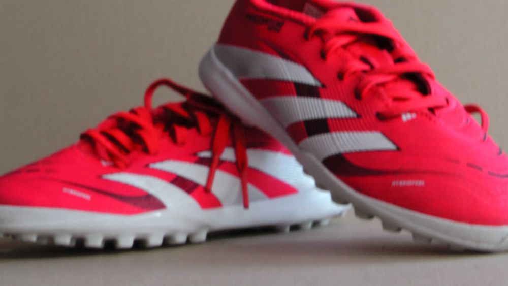 Ghete fotbal sitetic aproape noi Adidas Predator TF marimea 32