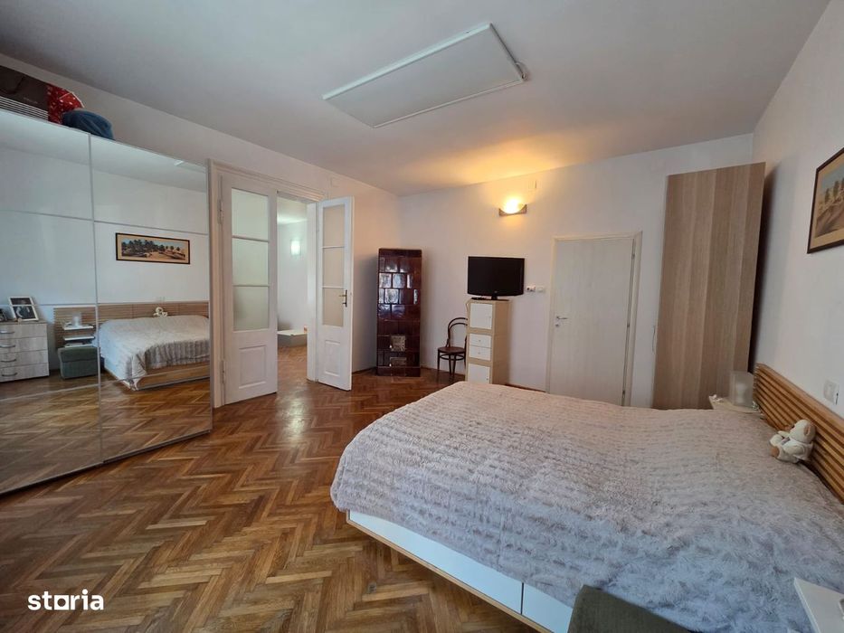 Vand apartament la casa,zona centrala