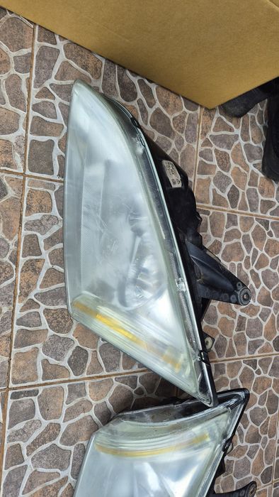 Vând faruri ford focus