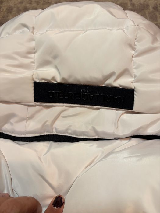 Geacă puffer Karl Lagerfeld Paris albă, umplutură din pene, mărimea L