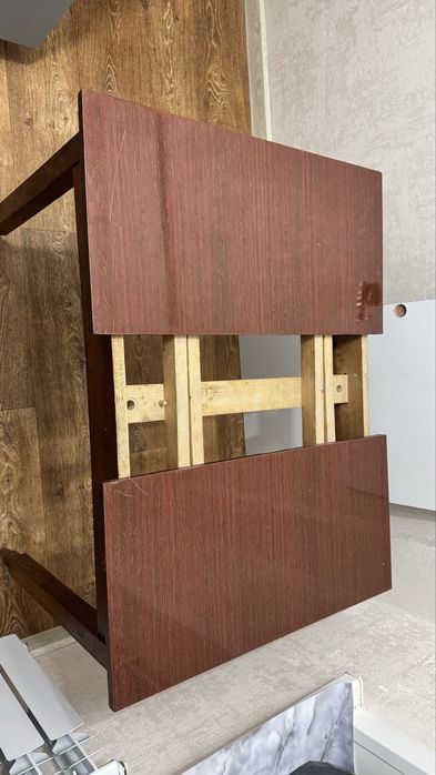 кухонный стол с четырьмя стульями