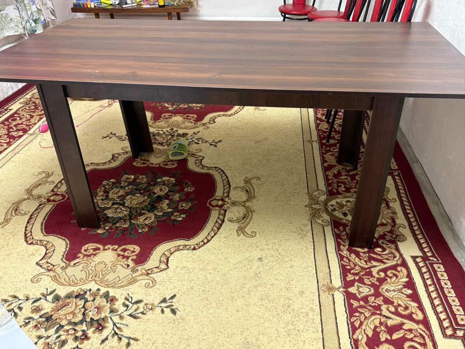 Продам стол и палас 2 шт