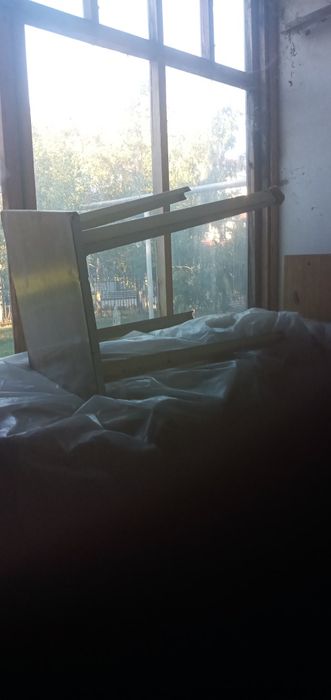 Продам два   стула крепкие и табуретку