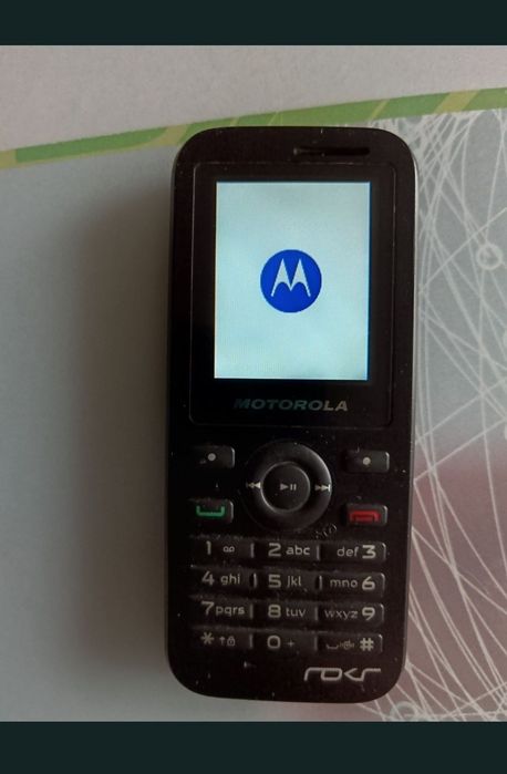 Telefon cu camera foto și tastatura, foarte bine întreținut arată ca nou, stare perfectă de funcționare. 
Este mic robust și foarte practic.
