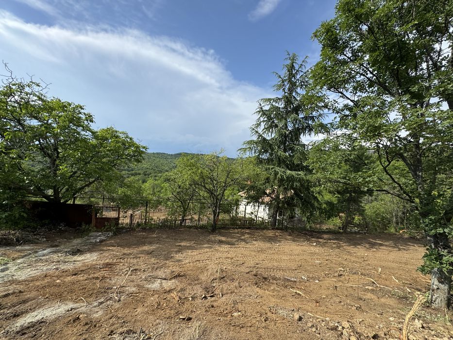 Просторен парцел с къща в землището на село Люляк с ток и вода