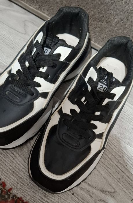 Yangi qizlar uchun krasovkalar