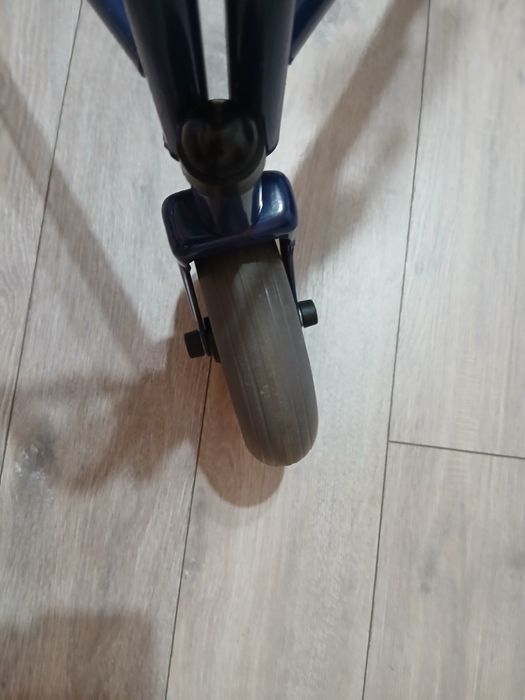 Cadru cu trei roti pentru persoane cu probleme