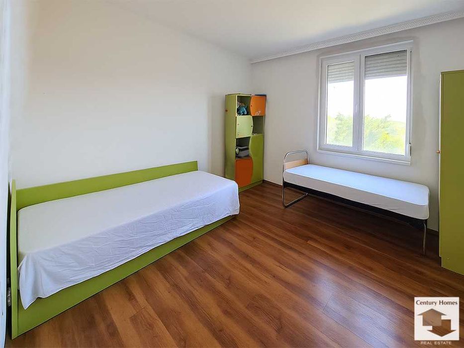 190026 Просторна триетажна къща с голям двор в село Караманово