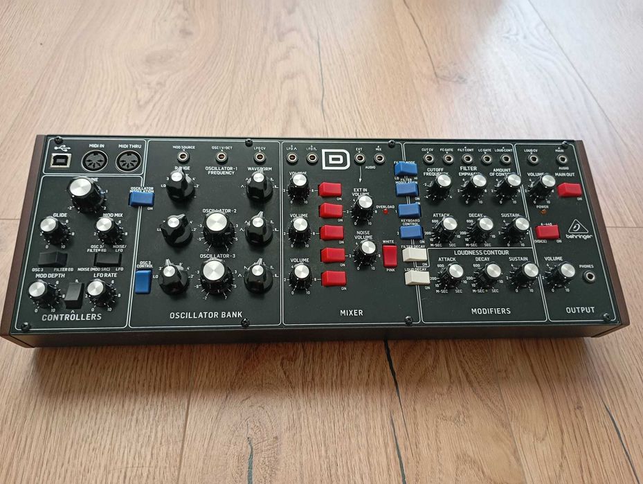 Sintetizator Behringer Model D
