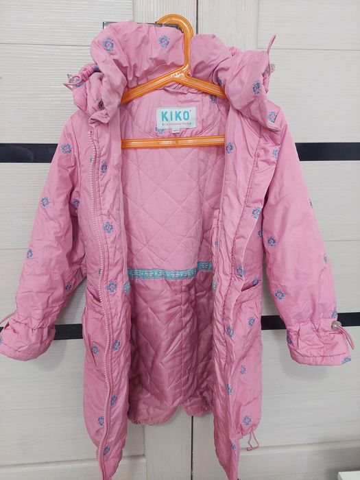 Продам два демисезонных пальто для девочки