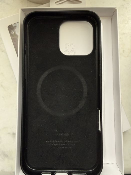 Чехол на айфон 16 pro max