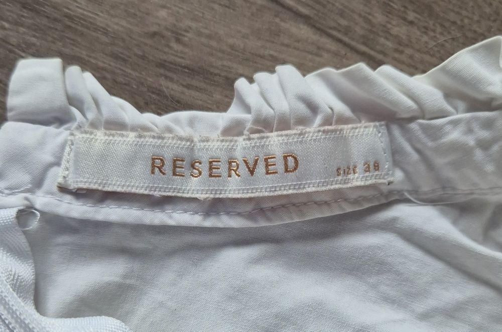 Bluză albă cu broderie pe mâneci