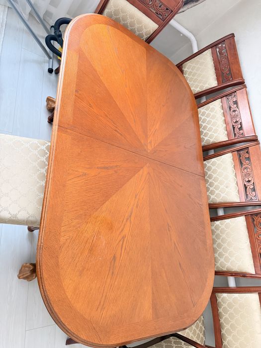 Стол в гостинную . Деревянный .