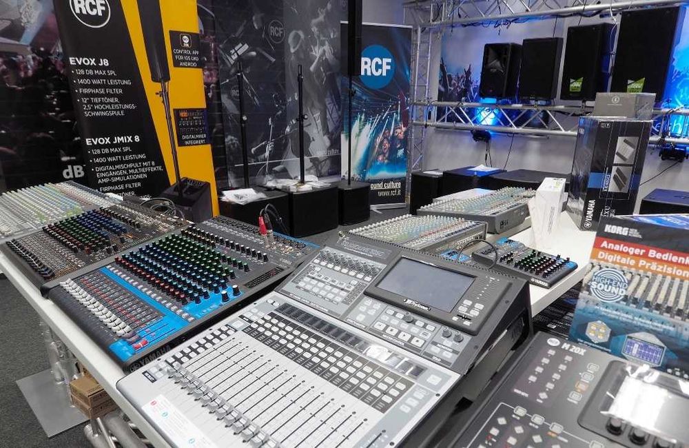 Ремонт микшерных пультов усилителей активных колонок микрофонов.