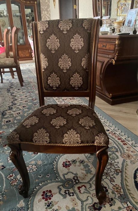 Стол со стульями и диван