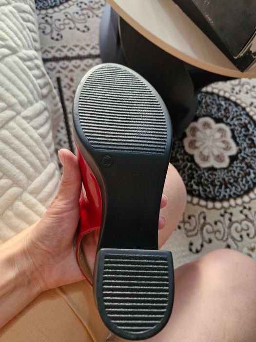 Продаются новые босоножки