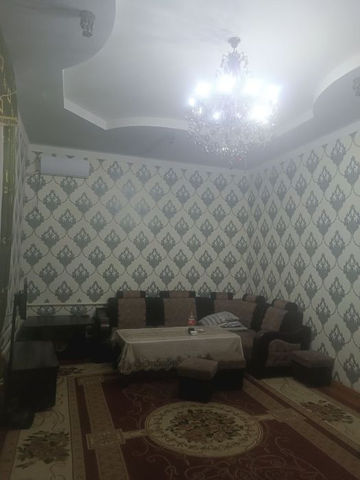 Uyda svet gaz bor pishigʻ gʻisht plitadan qurilgan