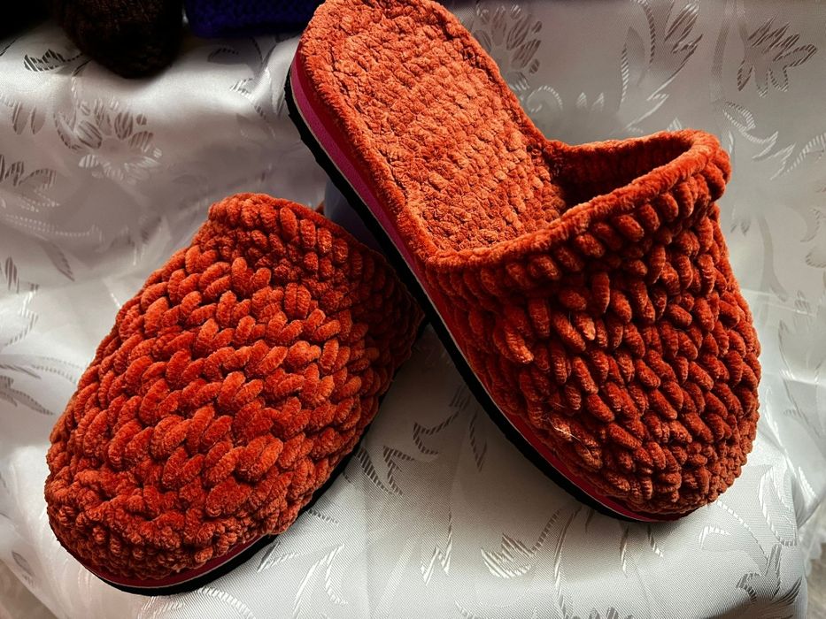 Accesorii handmade : posete , papuci etc