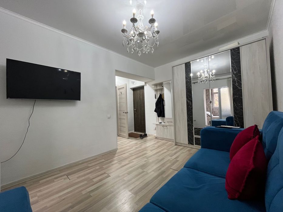 Metro “Buyuk Ipak Yoli” paranoia Hudojnikov.1 honali..Возле метро.