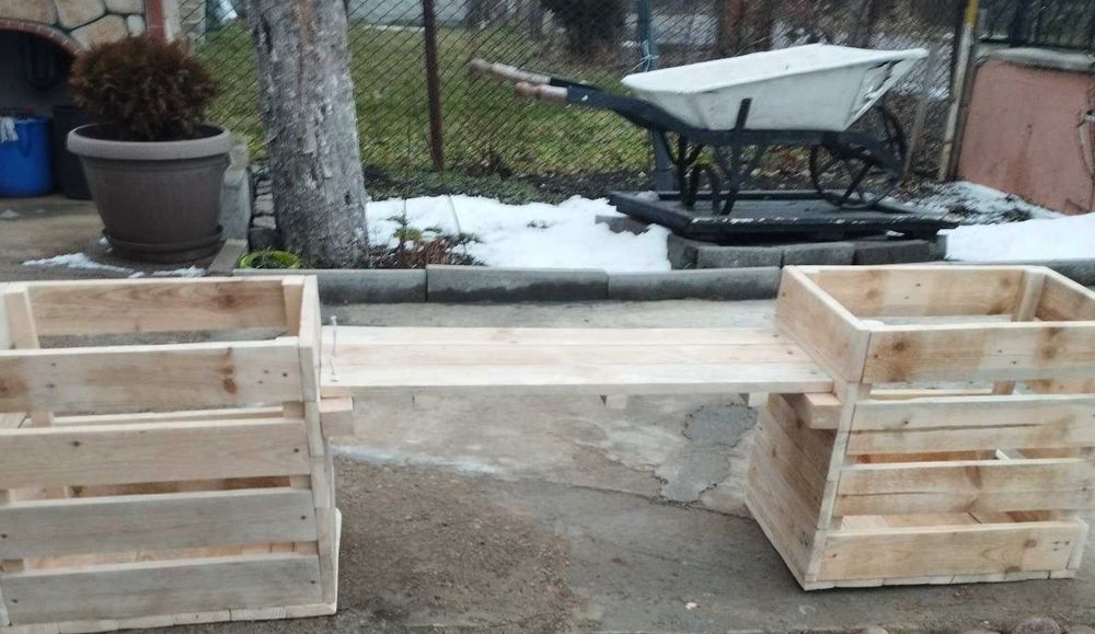 Продавам ръчно изработени кашпи, ръчни колиички, бунари и др.