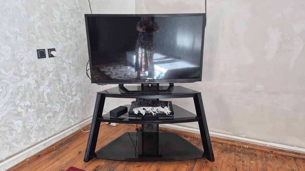 Телевизор с подставкой