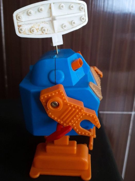 Винтидж механична играчка робот, произведена в  (СССР) през 70 те год.