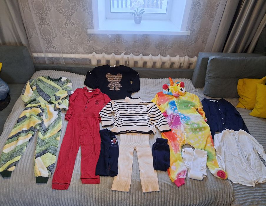 Пакет одежды, есть и новые.