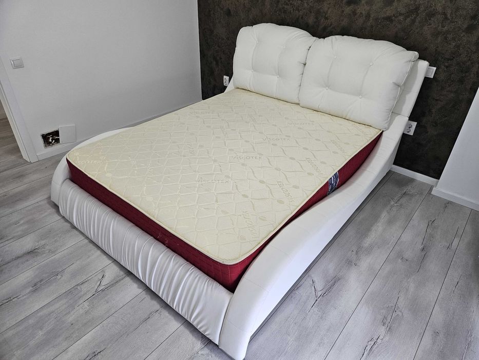 Pat tapitat cu tetiere, saltea si somiera rabatabila 160/200