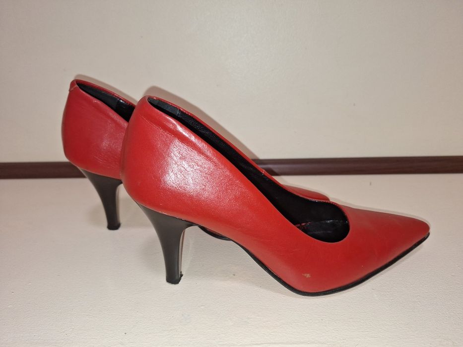 Продавам дамски кожени обувки