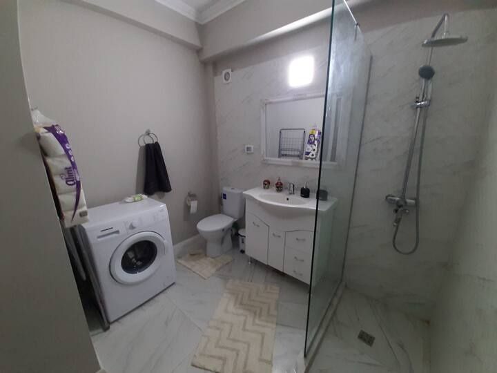 Închiriez apartament.