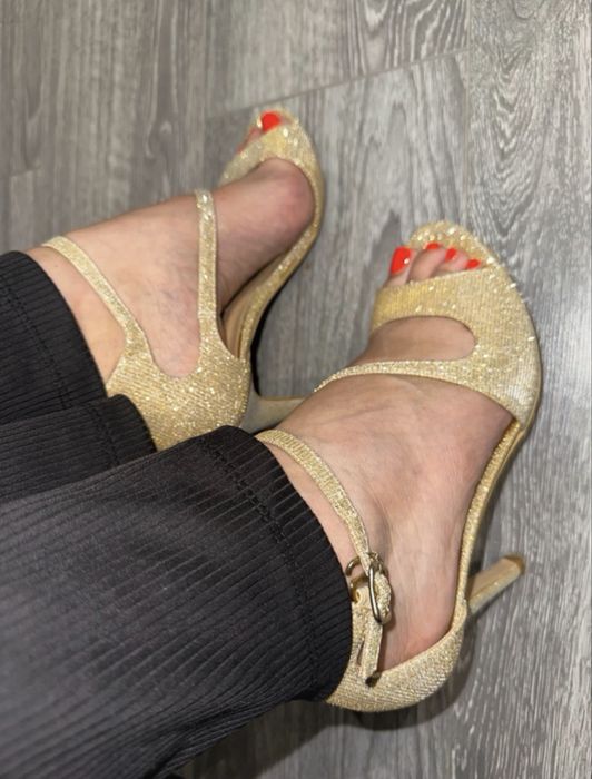 Sandale aurii elegante