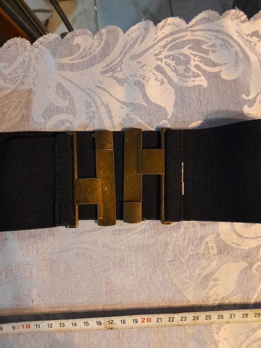 Мраморна статуя,кутия и ретро дамски колан