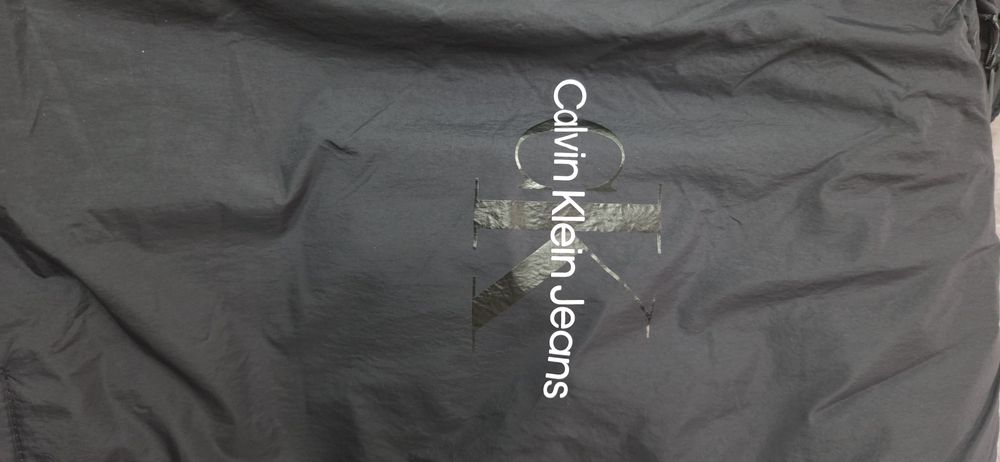 Продам жилетку Calvin Klein