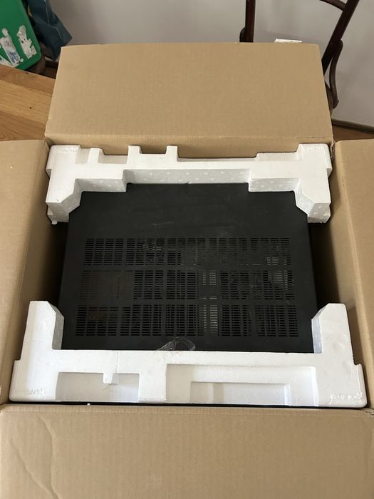 Vând receiver AV Yamaha RX-V673, un model apreciat pentru calitatea sunetului și fiabilitate, ideal pentru sisteme home cinema sau audio de calitate.