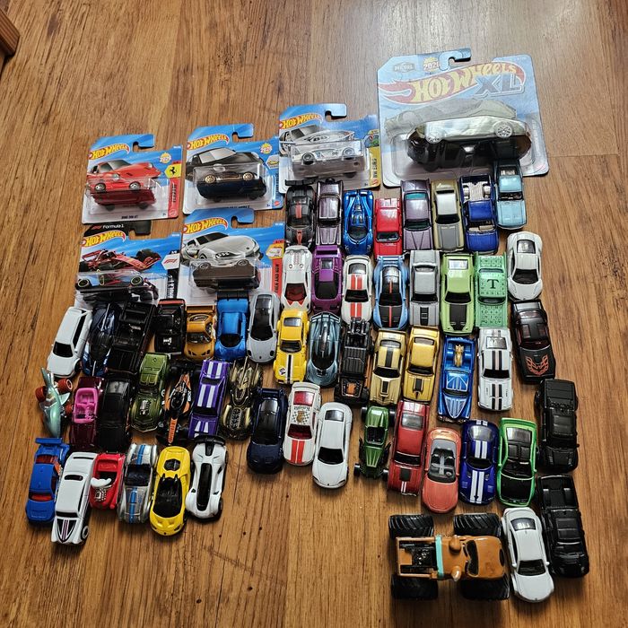 Hot Wheels колички.