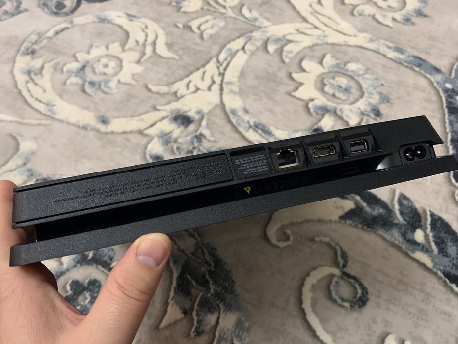 Playstation4 slim 1TB с играми и два джестика как на фото