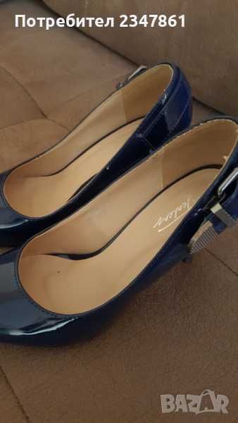 Тъмно сини лачени обувки