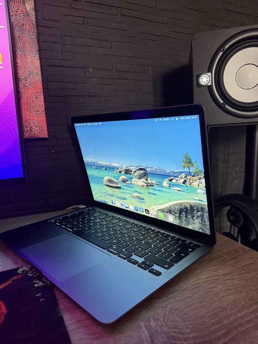 MacBook Air M1 2020 | 8GB RAM | 256GB SSD | Батерия 95% в много добро състояние